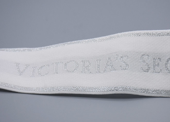 A roupa personalizou a fita elástica do jacquard branco de 35mm com logotipo de prata brilhante