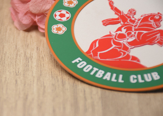 Logotipo de silicone em tela impressa em um fundo de microfibra branca para roupas