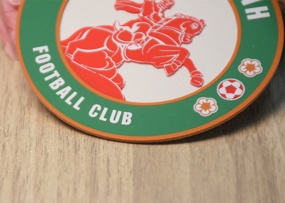 Logotipo de silicone em tela impressa em um fundo de microfibra branca para roupas