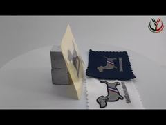 Veja por que escolher etiquetas de transferência de calor com logotipo em relevo de duas cores TPU para roupas