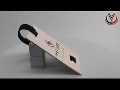 Veja etiquetas personalizadas com logotipo em relevo e papel reciclado para demonstração de roupas