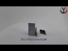 Um olhar mais atento: logotipo redondo de silicone CK 3D em roupas monocromáticas brilhantes levantadas