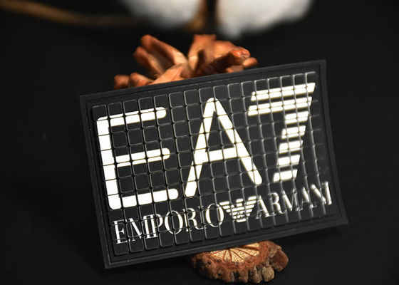 Adesivos impressos em tela personalizados de silicone , etiquetas de roupas laváveis ​​de silicone