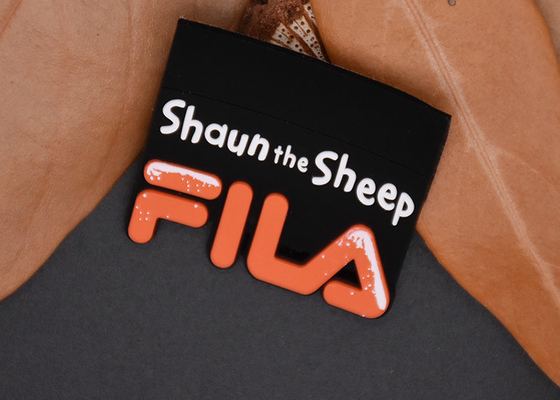 A tela da transferência térmica do silicone imprimiu os remendos feitos sob encomenda com logotipos do tipo