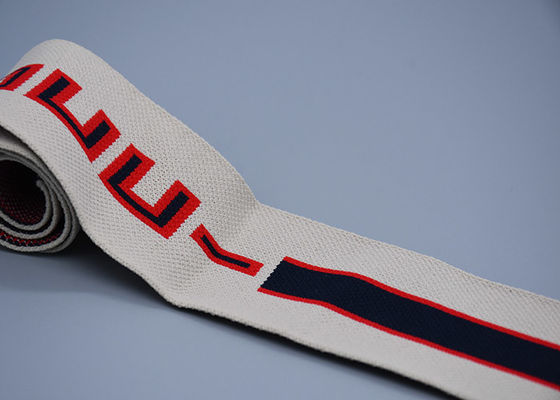 A roupa personalizou a faixa elástica do jacquard com um logotipo lateral