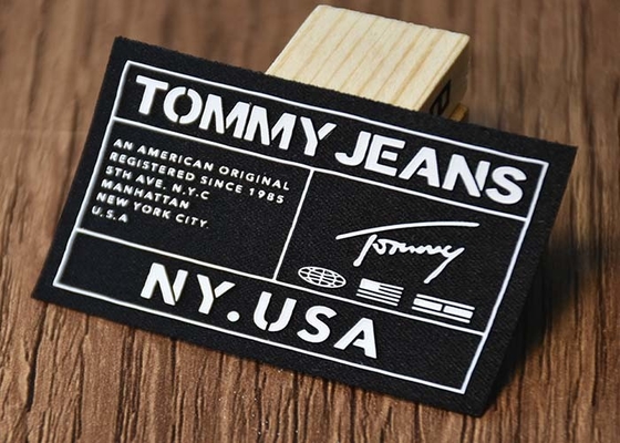 Imprimindo etiquetas feitas sob encomenda da tela tecida dos logotipos do silicone para vestuários