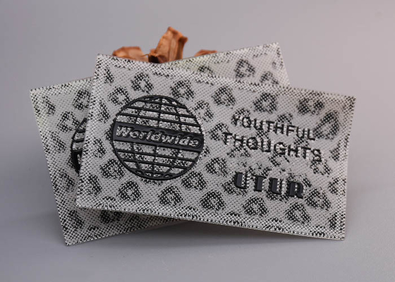 Impresso com etiquetas feitas sob encomenda do silicone dos logotipos brilhantes pretos para a roupa