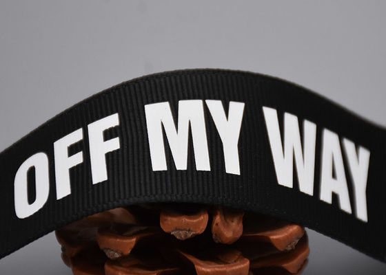 Webbing preto Logo Screen Printed Labels branco do poliéster do costume 20mm da roupa