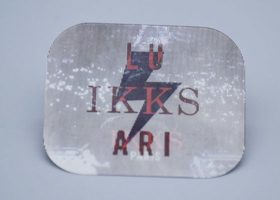 O material de TPU imprimiu etiquetas feitas sob encomenda do vestuário com quatro logotipos da cor