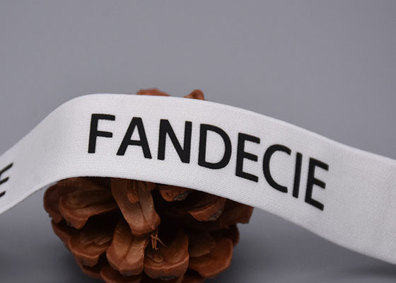 Os vestuários personalizaram a faixa elástica impressa com Matte Black Logo