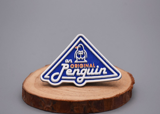 As etiquetas impressas adesivas da roupa do silicone do derretimento quente personalizaram a sarja para trás